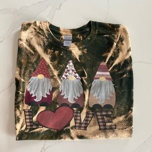 LOVE GNOMES GILDAN SIZE LARGE TEE